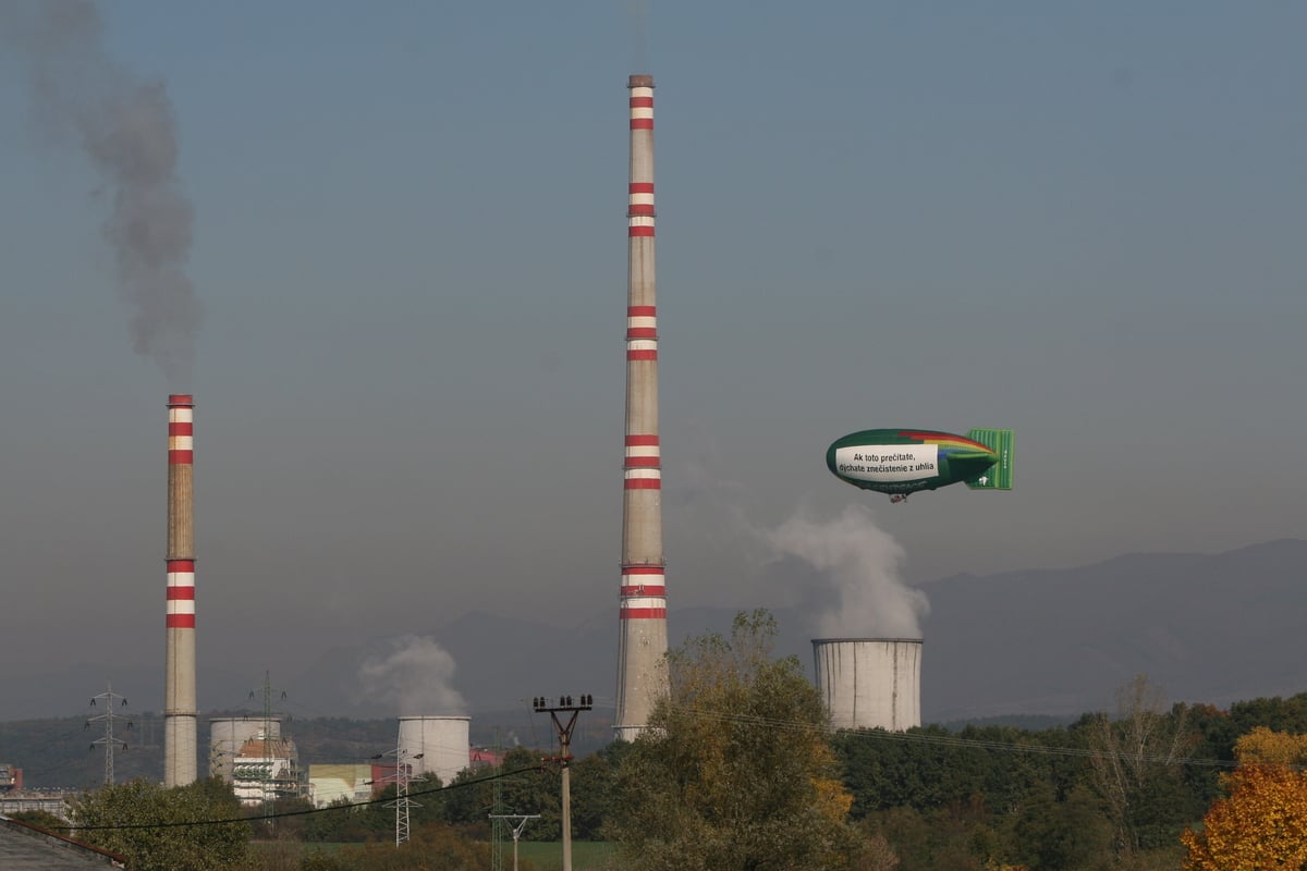 Airship over Coal Plant in Slovakia. © Vladimir Benko / Greenpeace