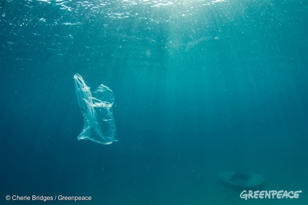 Plastika ne onesnažuje zgolj naših oceanov — sprošča tudi toplogredne pline  - Greenpeace Slovenija