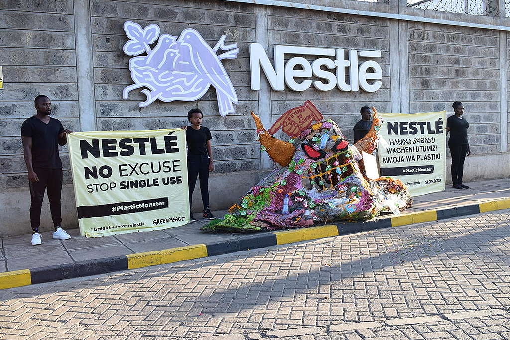 Plastična pošast pred sedežem Nestléja, Nairobi