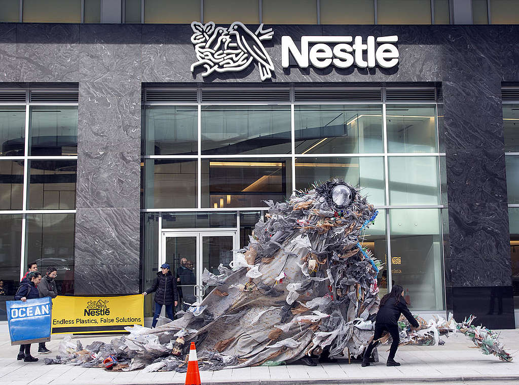 Plastična pošast je obiskala tudi Nestlé in Virginiji