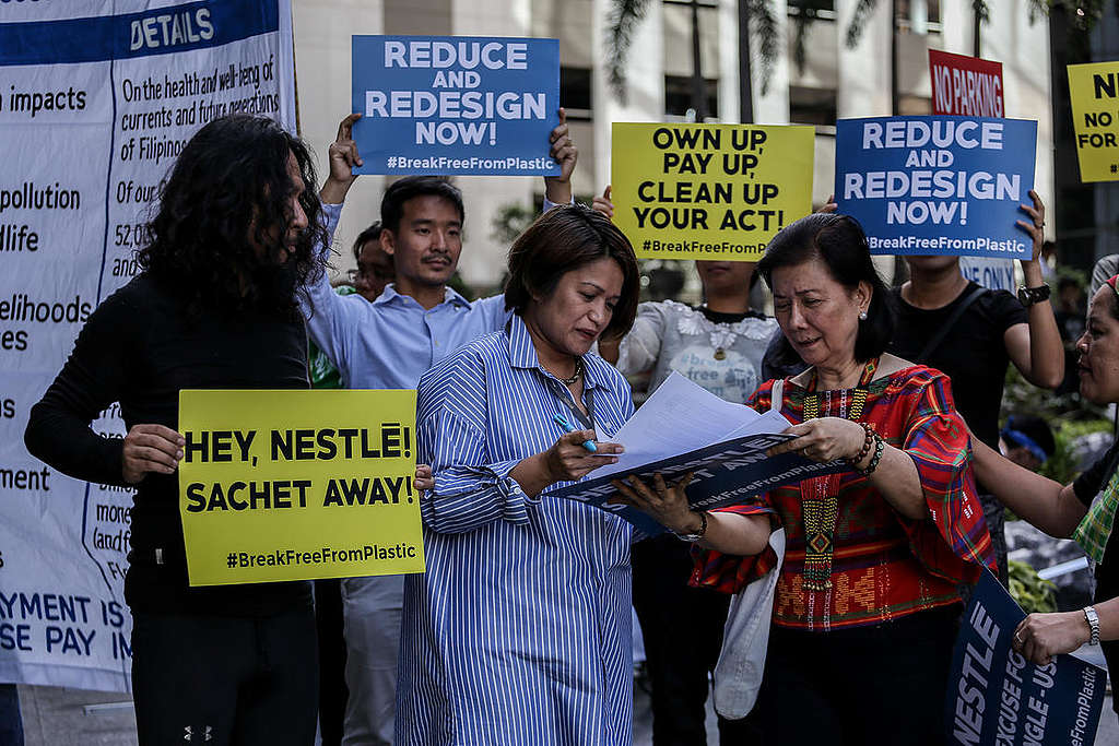 Aktivisti na shodu pri sedežu podjetja Nestlé na Filipinih