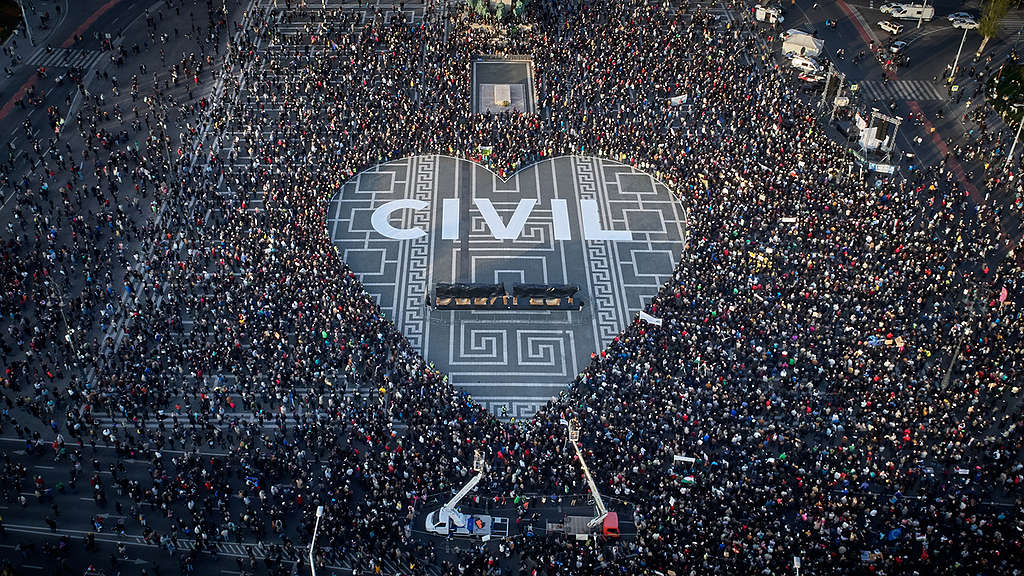 Skupina civilne družbe je organizirala nenasilni dogodek na ikonskem trgu junakov v Budimpešti. © Bence Jardany