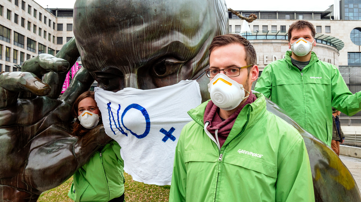 Protest for Clean Air at Denkpartner Statue in Stuttgart. © Martin Storz / Greenpeace