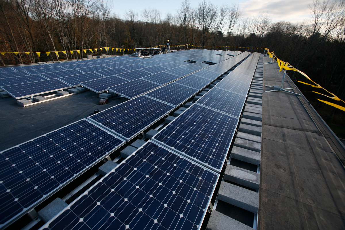 Solar Power: Photovoltaic Installation on University Roof. © Tim Shaffer / Greenpeace