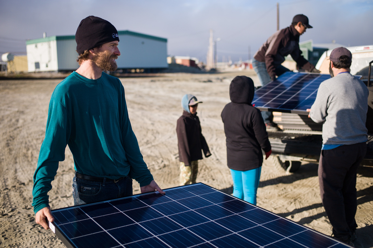 Unloading Solar Panels at Clyde River. © Greenpeace