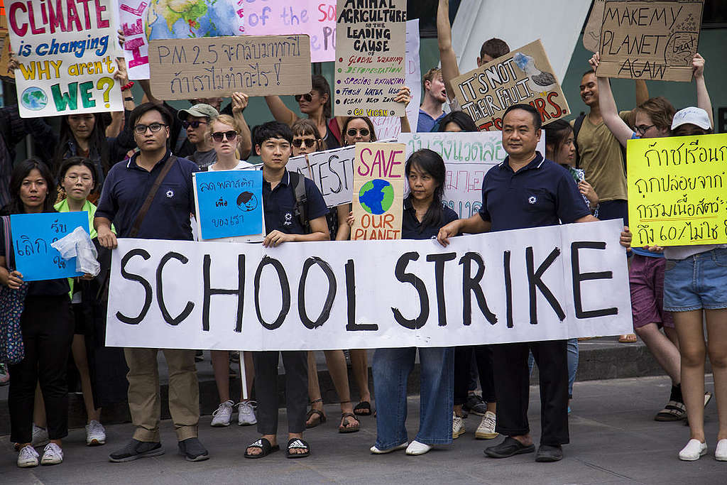 Študenti v Bangkoku protestirajo in demonstrirajo v podporo gibanju Šolska stavka za podnebje, znanem tudi kot Petki za prihodnost, Mladi za podnebje in Stavka mladih za podnebje. (c) Biel Calderon / Greenpeace.