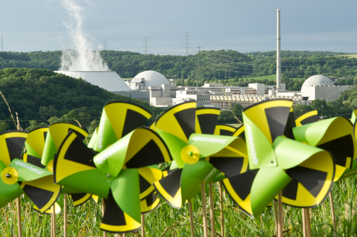 Windmills at Nuclear Plant Neckarwestheim. © Bente Stachowske / Greenpeace
