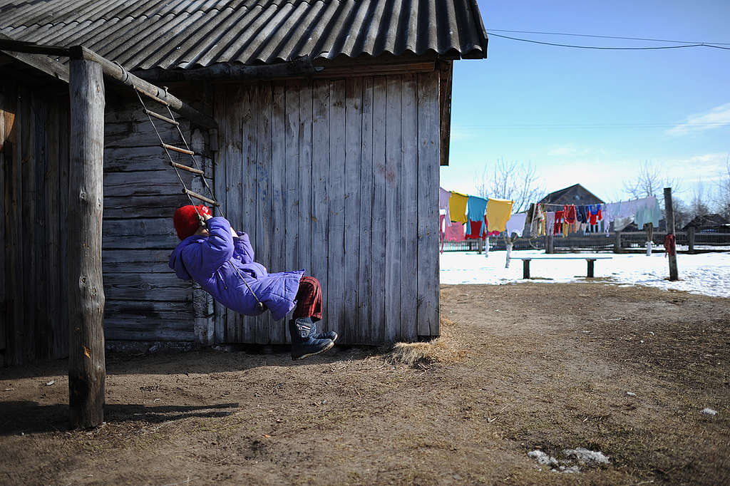 Child Playing in Drosdyn Village. © Jan Grarup / Noor / Greenpeace