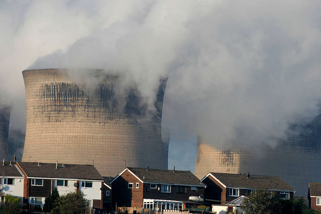 Ferrybridge Power Station in the UK. © Steve Morgan / Greenpeace