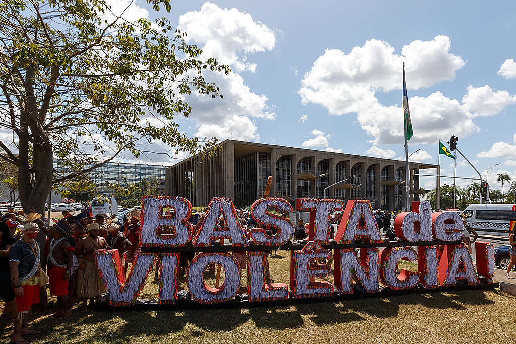 "Enough Violence" Petition Delivery in Brazil. © Diego Baravelli / Greenpeace
