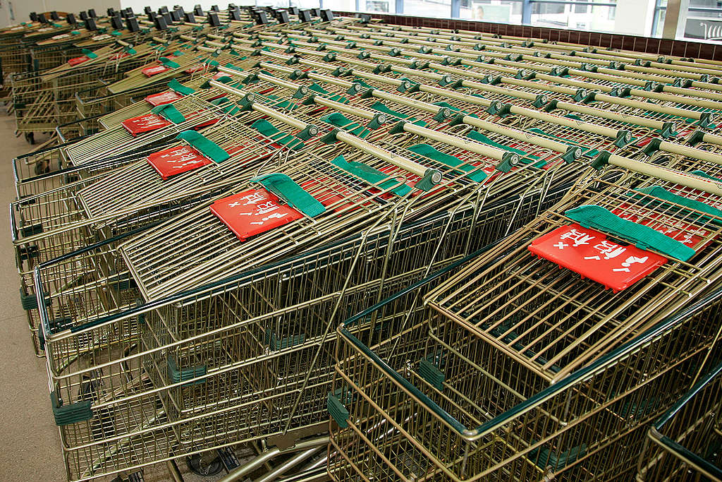 Shopping trolley in supermarket. © Greenpeace / Nigel Marple