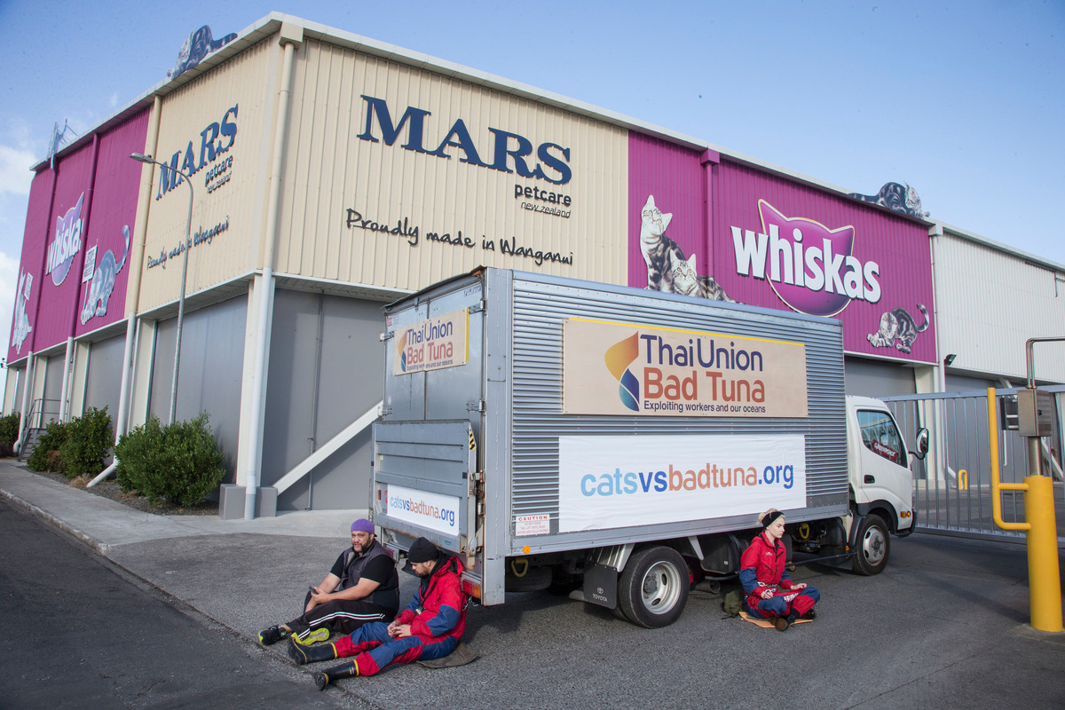 Activists Shut Down Whiskas’ Factory in New Zealand. © Nigel Marple / Greenpeace