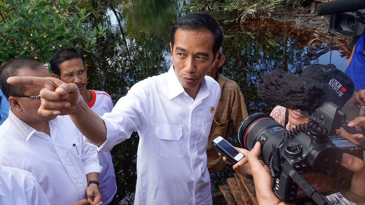 President Joko Widodo Visits Sungai Tohor Community in Riau. © Ardiles Rante / Greenpeace
