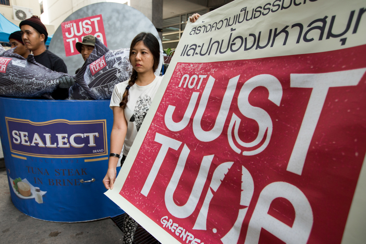 Protest at Thai Union Headquarters in Thailand. © Baramee  Temboonkiat / Greenpeace