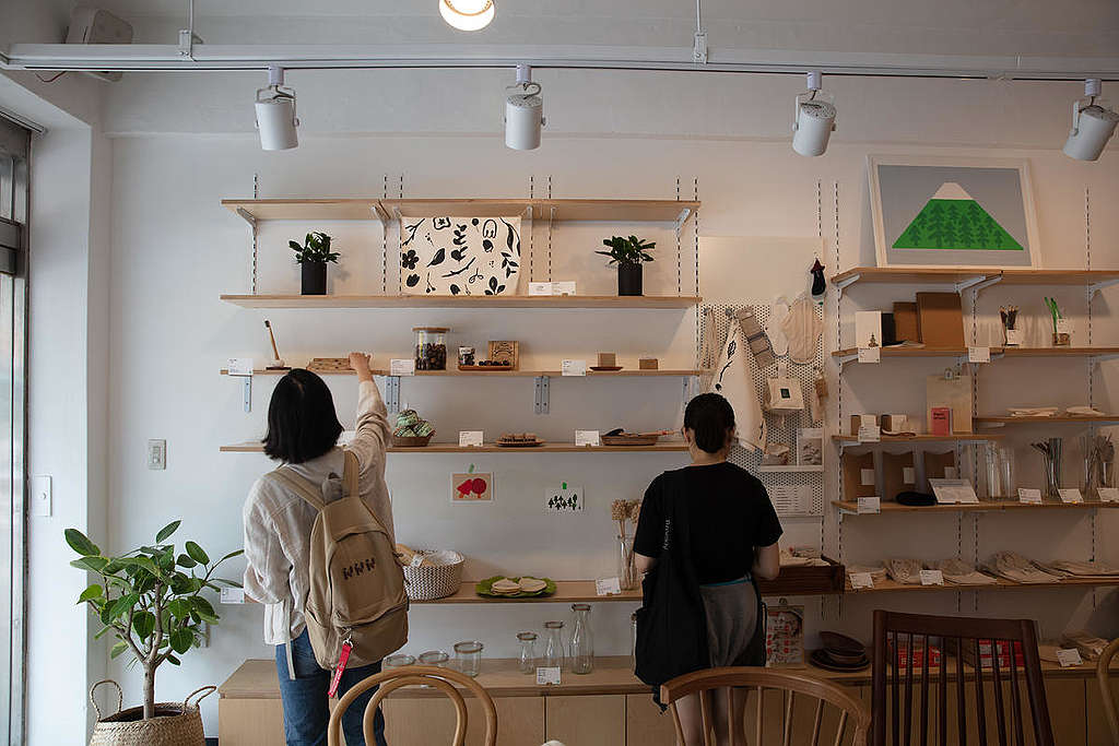 Shopping at Zero Waste Shop in Seoul. © Soojung Do / Greenpeace