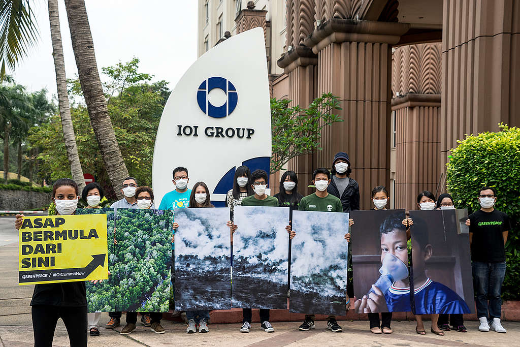 Petition Delivery to Palm Oil Giant IOI in Malaysia. © Han Choo / Greenpeace