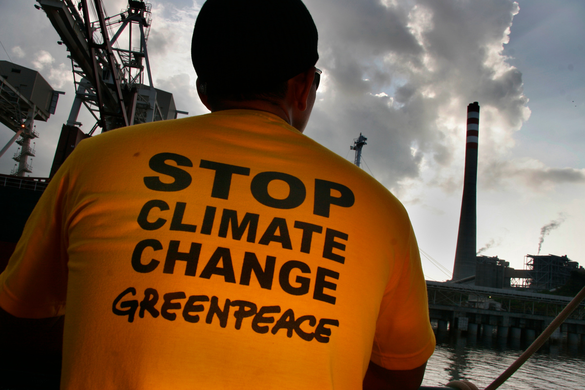 Action at Pagbilao Power Plant. © Greenpeace / Vinai Dithajohn