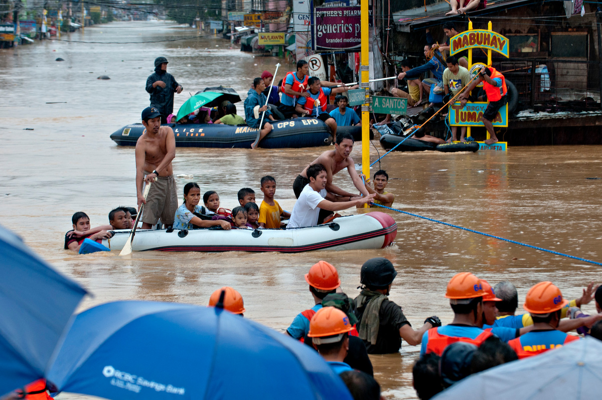 Flooding in Metro Manila. © Veejay Villafranca / Greenpeace