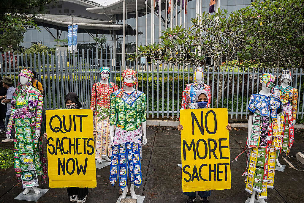 Stop Sachet Protest in Unilever Indonesia. © Jurnasyanto Sukarno / Greenpeace