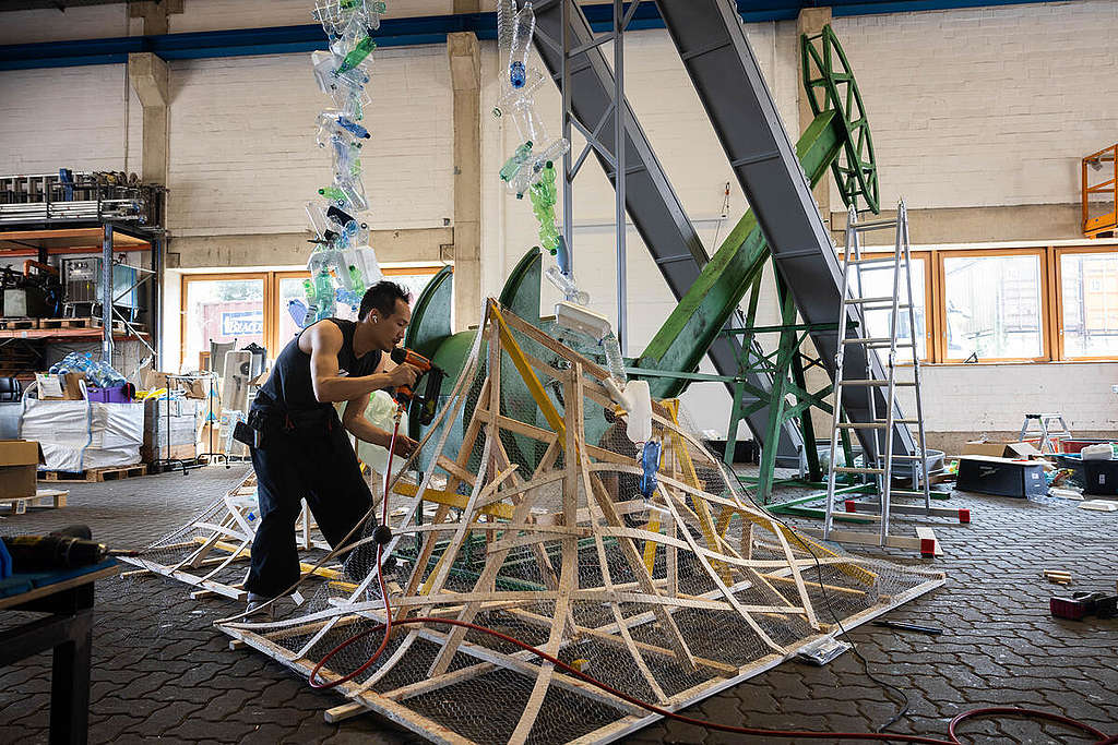 Art installation by Benjamin Von Wong for a Strong Global Plastics Treaty. © Daniel Müller / Greenpeace
