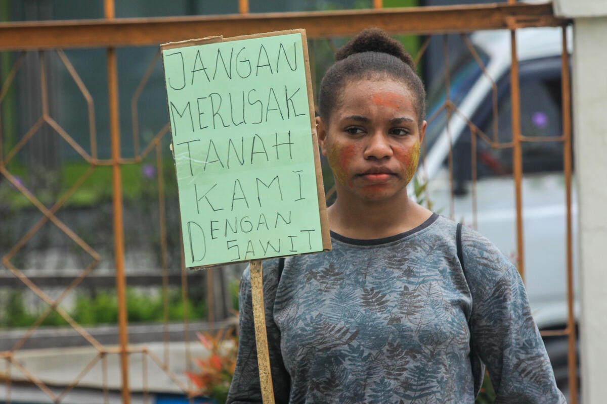 Awyu Tribe File Lawsuit in Jayapura, Papua. © Gusti Tanati / Greenpeace