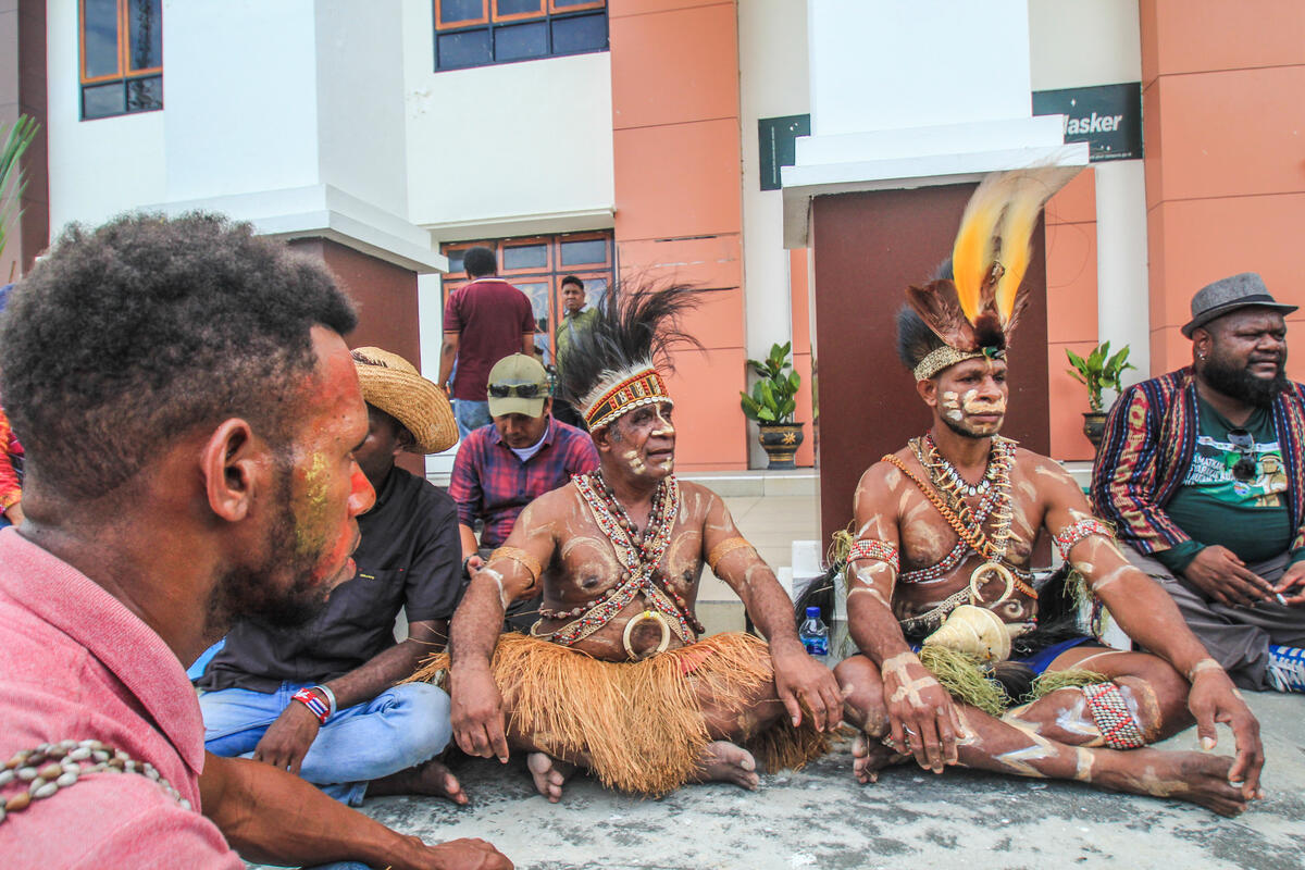 Awyu Tribe File Lawsuit in Jayapura, Papua. © Gusti Tanati / Greenpeace