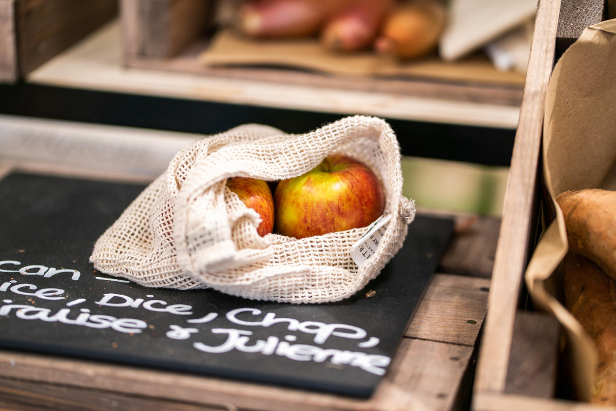 Apples in a Cloth Bag. © Isabelle Povey / Greenpeace