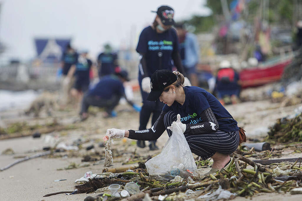 Plastics Brand Audit at Wonnapa Beach in Chonburi. © Chanklang  Kanthong / Greenpeace