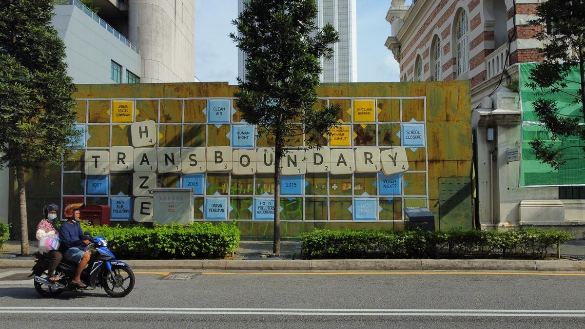 Art Intervention on Transboundary Haze in Malaysia with artist Ernest Zacharevic. © Wei Ming / Greenpeace