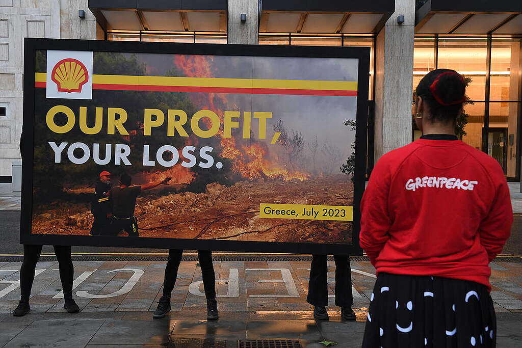 Protesters Erect Giant Spoof Billboard at Shell’s HQ in London. © Chris J Ratcliffe / Greenpeace