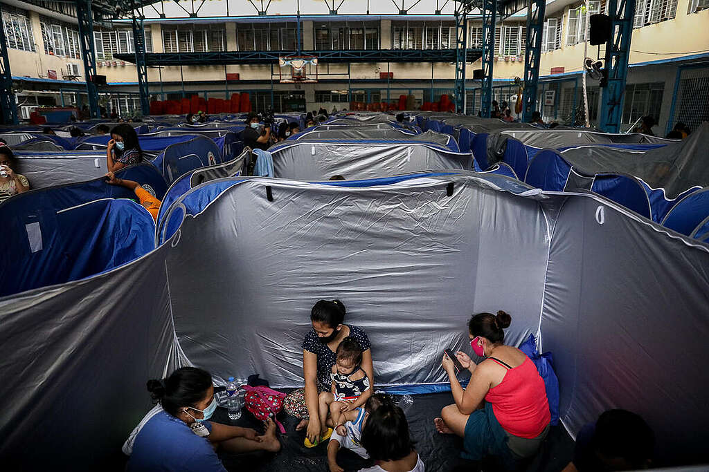 Evacuation Center in the Philippines. © Basilio Sepe / Greenpeace