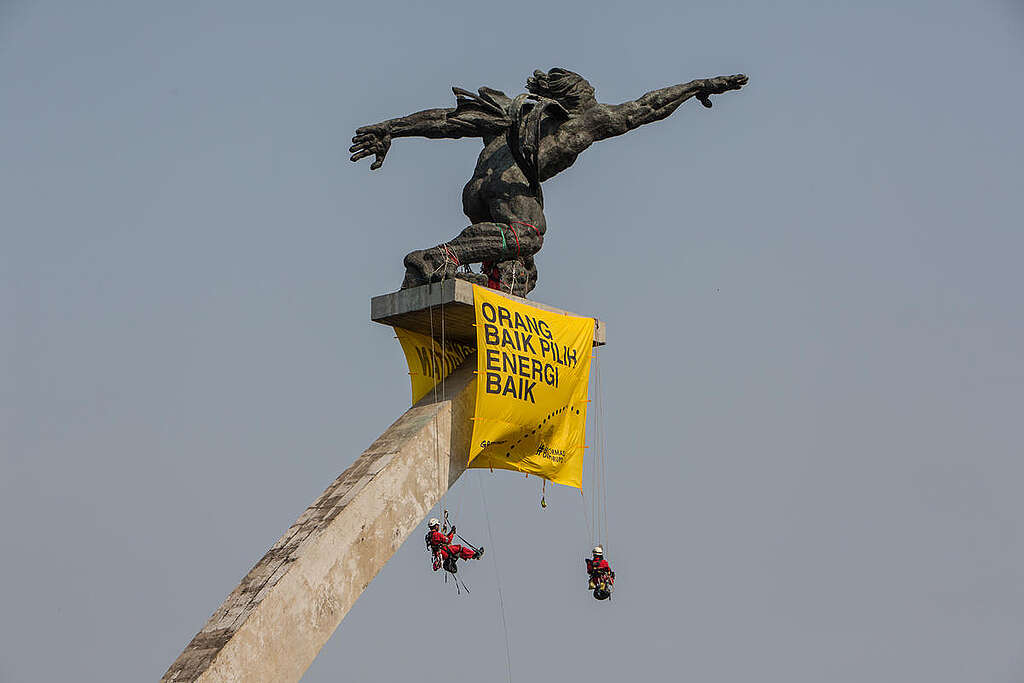Welcome Activity for Re-elected President at Dirgantara Statue in Jakarta. © Afriadi Hikmal / Greenpeace