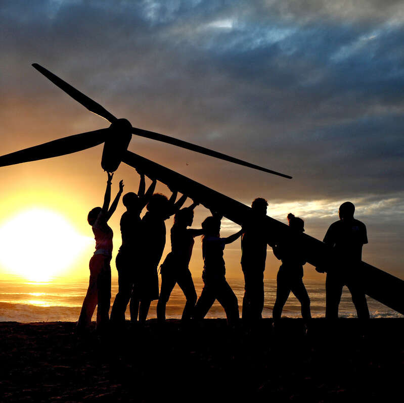 Raising a Wind Turbine in Durban. © Shayne Robinson / Greenpeace