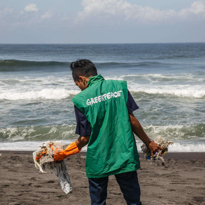 Beach Clean Up Activity in Yogyakarta. © Boy T. Harjanto / Greenpeace