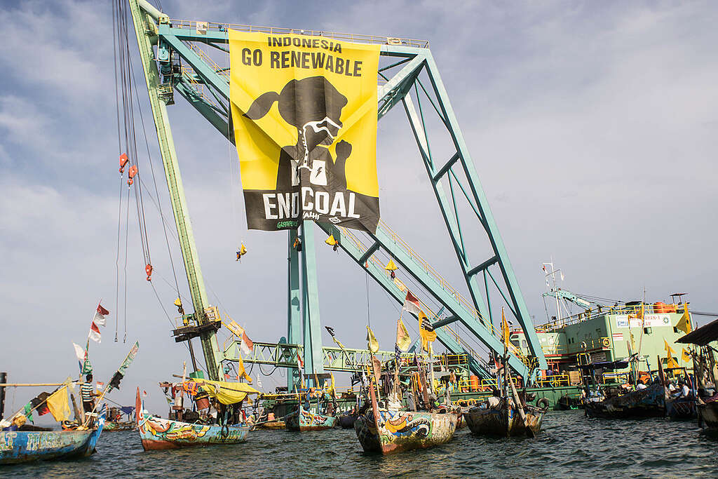 Direct Action at Batang Coal Power Plant in Indonesia. © Ardiles Rante / Greenpeace