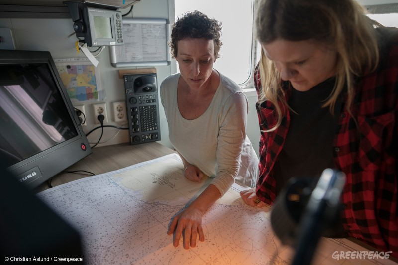 Forskaren Susanne Lockhart och expeditionsledaren Frida Bengtsson i planeringsmöte ombord på Arctic Sunrise.