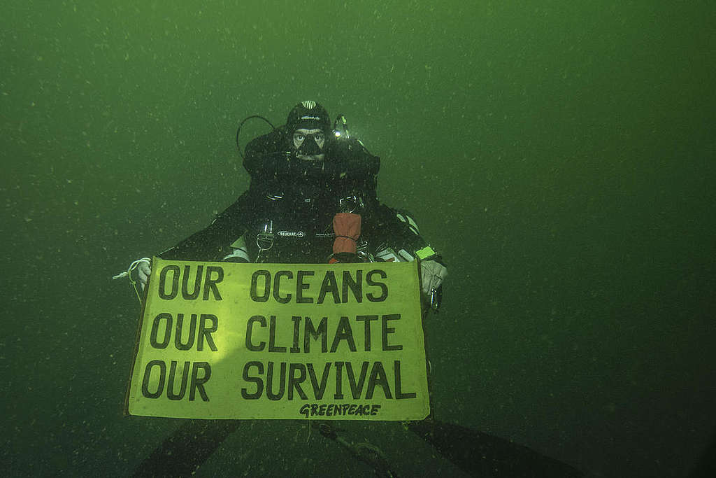 Underwater Banner Action - IPCC Report. © Alexis Rosenfeld / Greenpeace