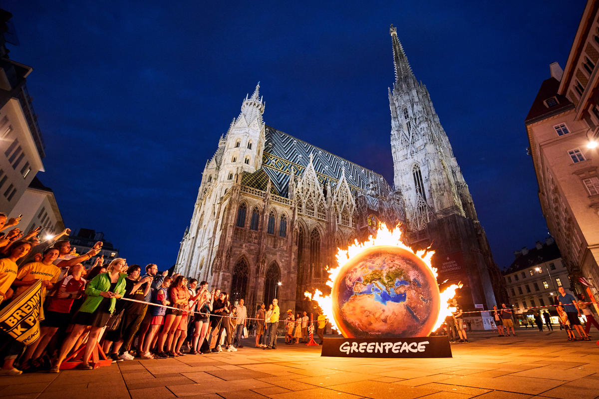 Burning Earth Action in Vienna. © Mitja  Kobal / Greenpeace