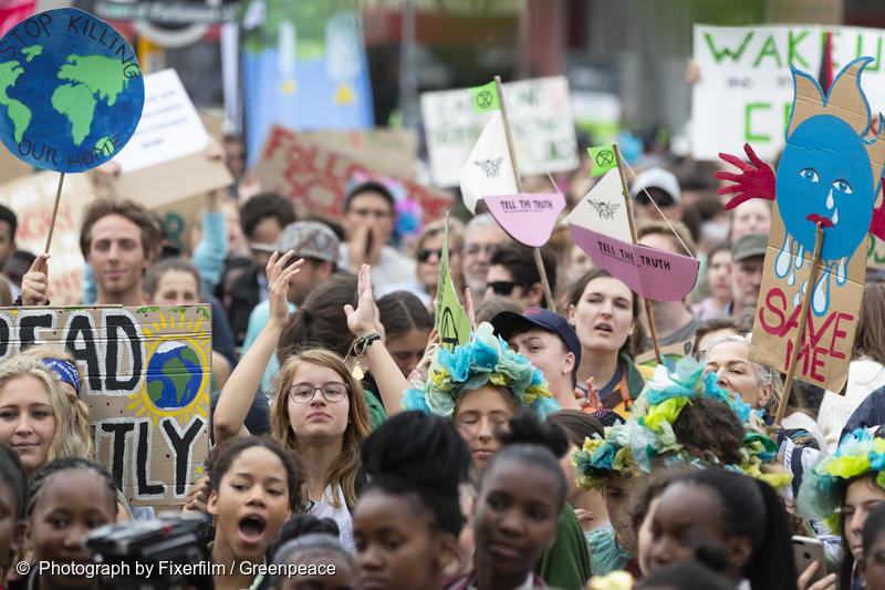 Miljontals människor, många av dom unga, demonstrerar världen över och kräver politisk handling för att möta klimatkrisen. Bilden är från en demonstration i Kapstaden 2019. (C) Fixerfilm/Greenpeace