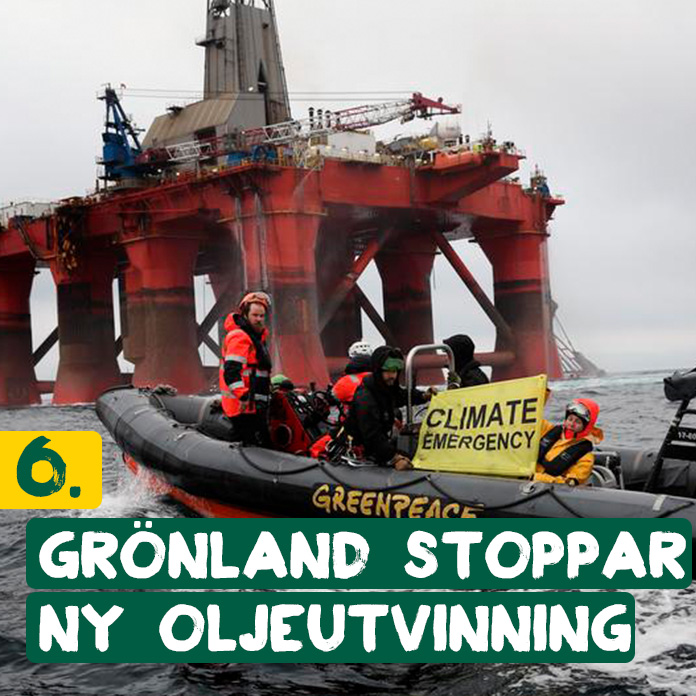 Aktivister åker i en Greenpeace-båt med skylten "klimatnödläge" intill en oljeplattform