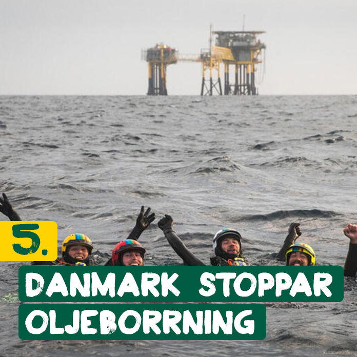 Fyra aktivister i vattnet intill en oljeplattform