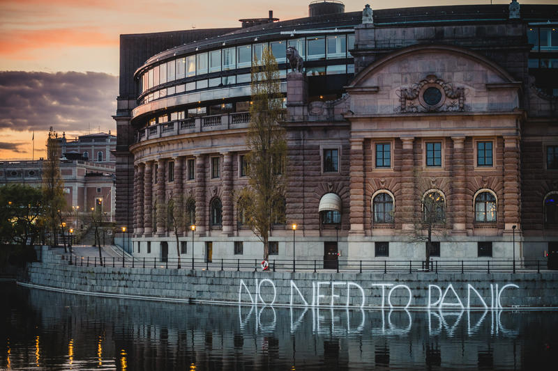 Riksdagshuset i Stockholm där aktivister målat NO NEED TO PANIC för att få politikerna att utlysa klimatnödläge