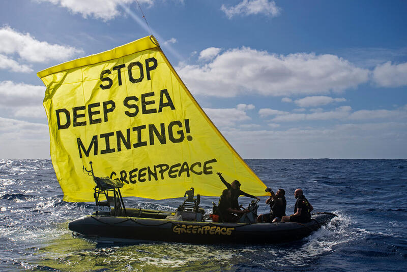 Greenpeace protesterar till havs mot gruvdrift på havsbotten