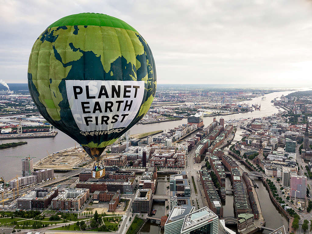 "Planet Earth First" Hot Air Balloon Drifts over Hamburg. © Greenpeace