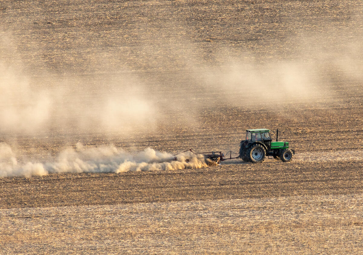 Traktor som plöjer en torr åker i Tyskland. © Paul Langrock / Greenpeace