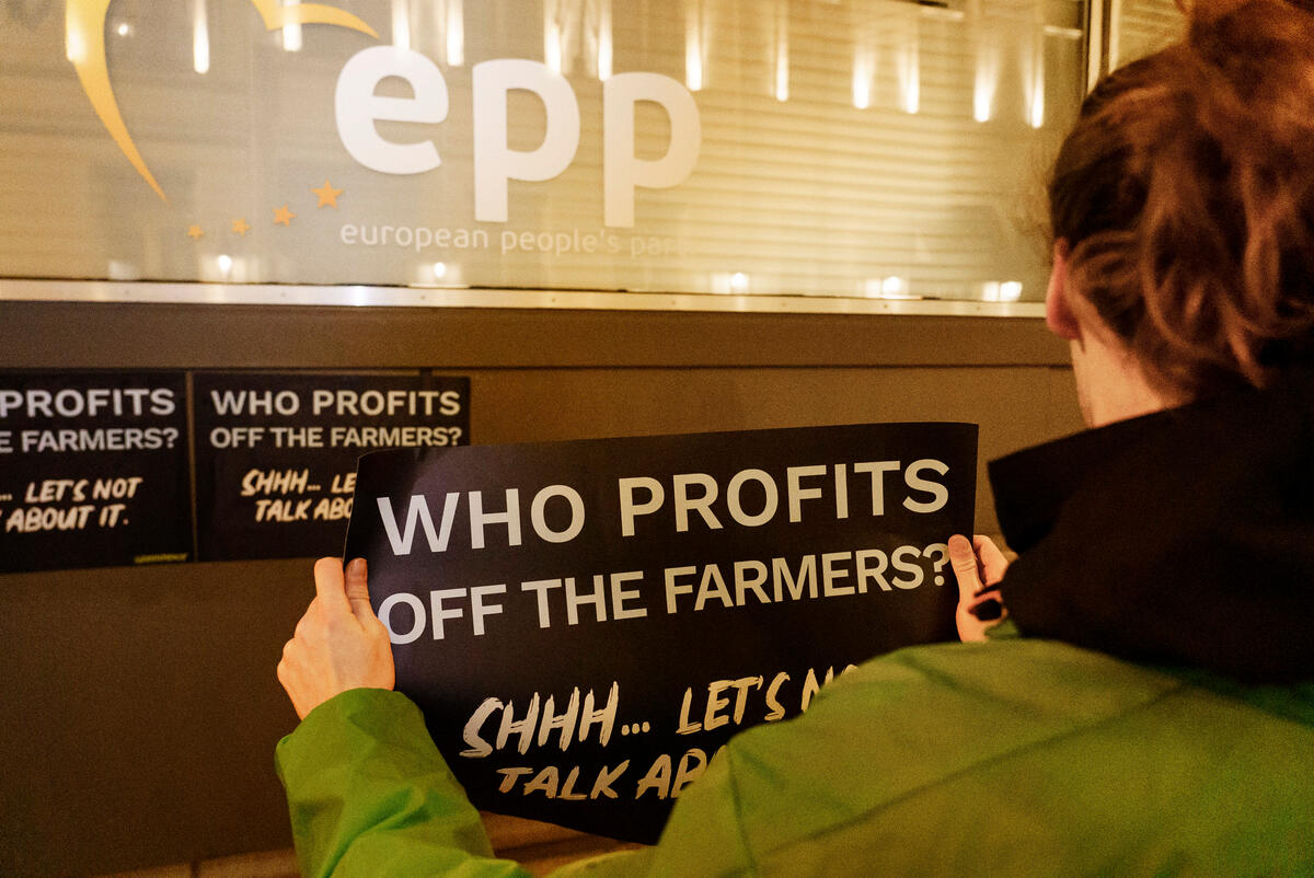 Aktivister från Greenpeace i Belgien protesterar mot de lobbygrupper och politiker som är ansvariga för de svårigheter europeiska jordbrukare står inför. © Eric De Mildt / Greenpeace