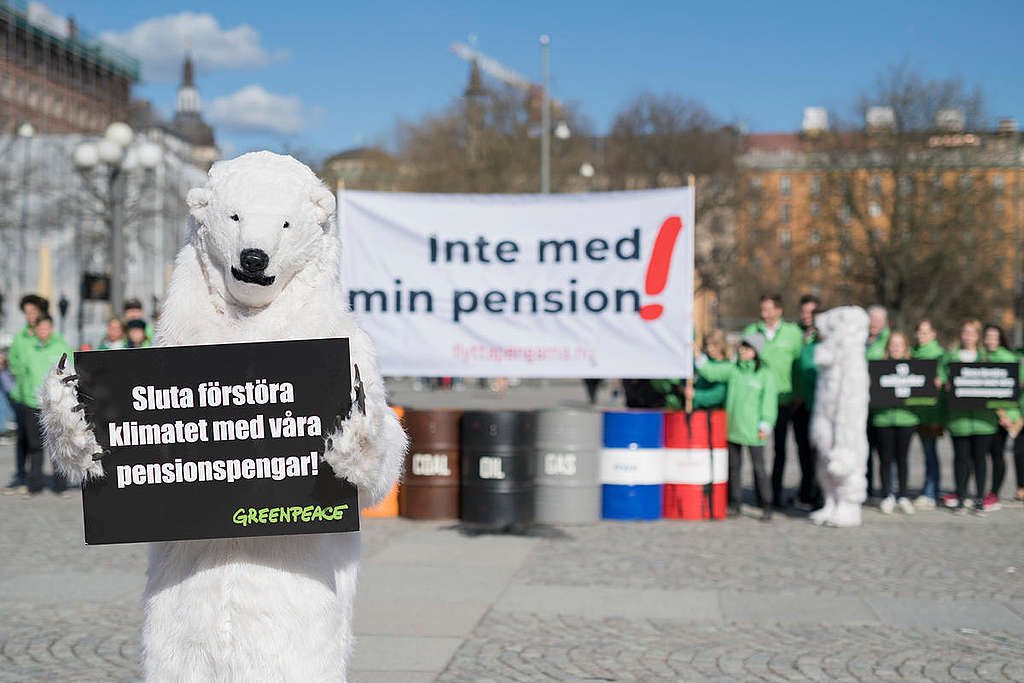 Greenpeace manifestation mot fossila investeringar bland AP-fonder