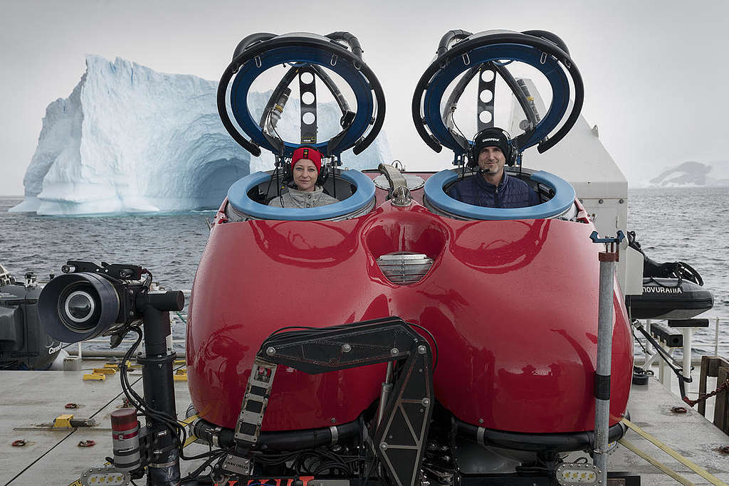 南極生物學家蘇珊．洛克哈特（左）和潛水艇駕駛員準備下水深潛南冰洋。