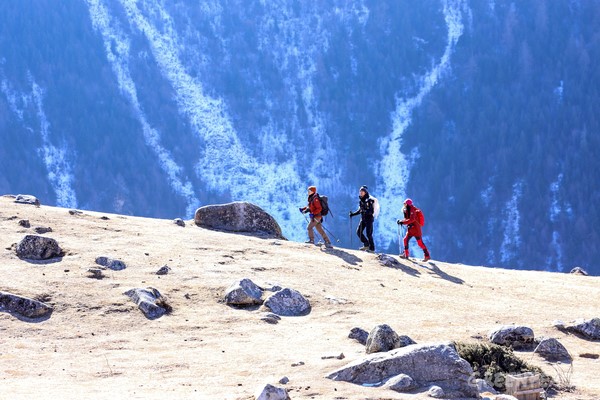 東亞地區登山者穿著不含PFC衣物登上五千公尺的四姑娘山