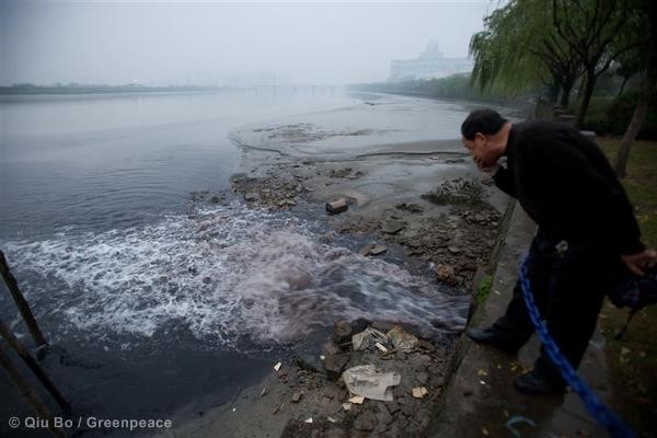 中國工廠的汙水排放管